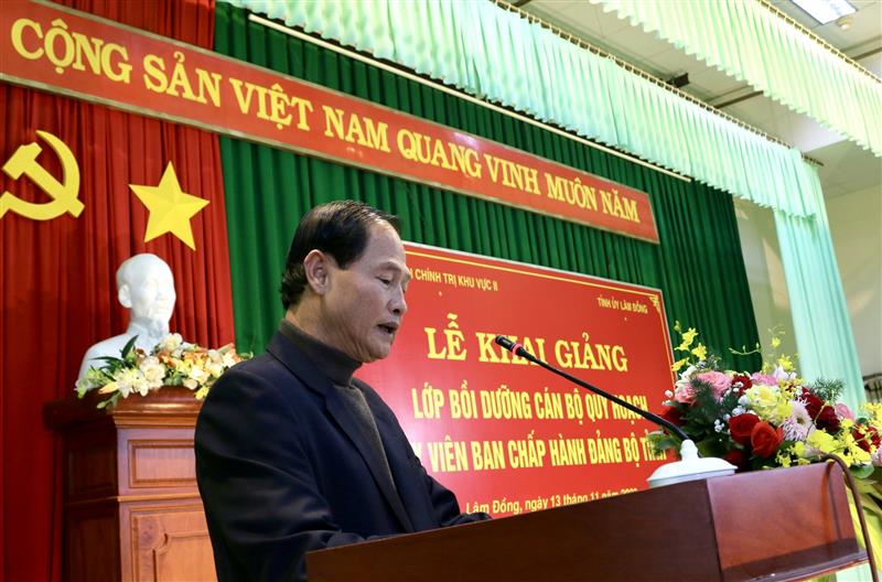 Đồng chí Nguyễn Trọng Ánh Đông - Ủy viên Ban Thường vụ, Trưởng Ban Tổ chức Tỉnh ủy công bố quyết định thành lập Ban Chỉ đạo lớp bồi dưỡng.