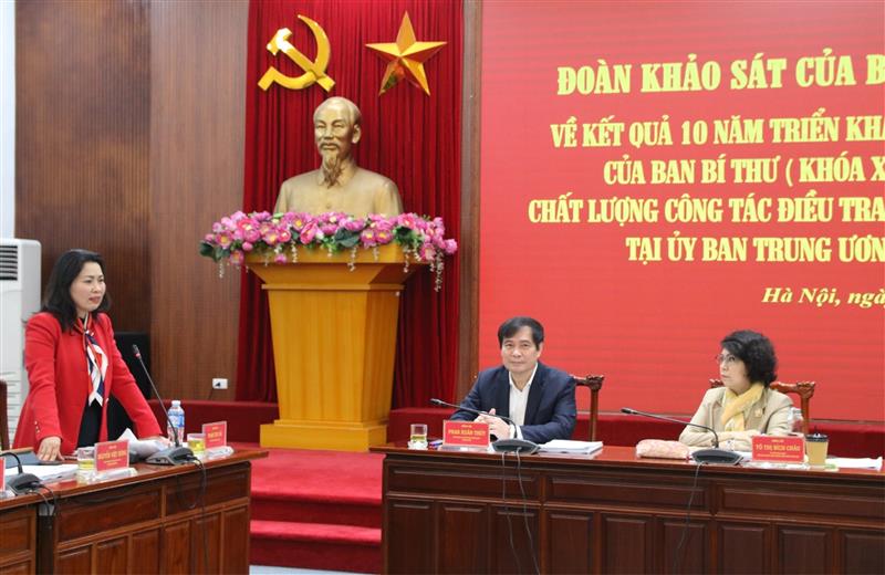 Đồng chí Phạm Thu Hà, Viện trưởng Viện Dư luận xã hội, Ban Tuyên giáo Trung ương phát biểu tại buổi làm việc.
