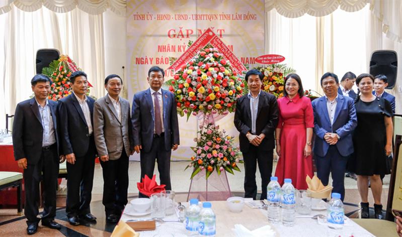 Các đồng chí lãnh đạo Tỉnh ủy, UBND, HĐND, Uỷ ban MTTQ Việt Nam tỉnh tặng hoa đại diện các cơ quan báo chí
