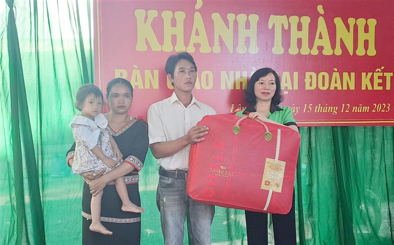 Đồng chí Nguyễn Thị Mỵ - Phó Trưởng Ban Tuyên giáo Tỉnh ủy Lâm Đồng cùng đại diện lãnh đạo địa phương tặng nhiều phần quà cho gia đình anh Cil Ha Sáo.