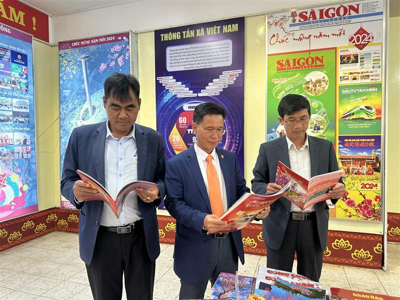 Đại biểu với những ấn phẩm tại Hội Báo Xuân Lâm Đồng 2024.