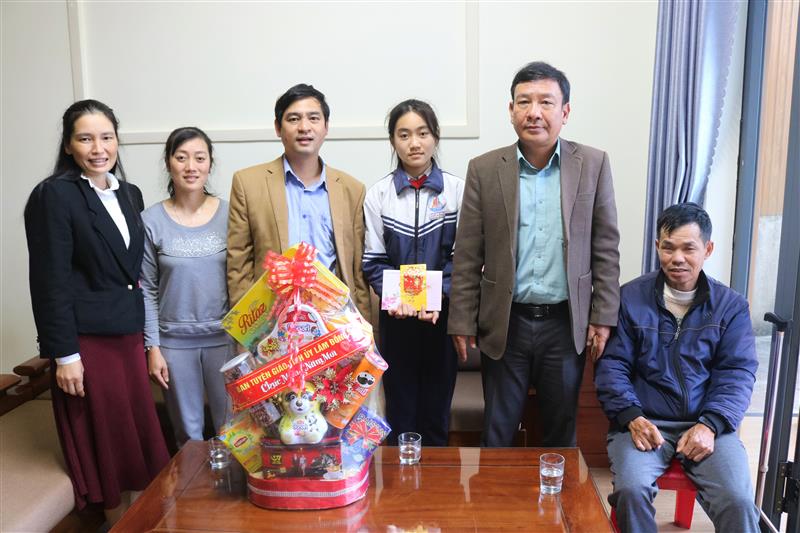 Đoàn công tác tặng quà, chụp hình cùng gia đình cháu Mai.