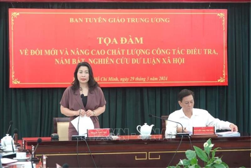 Đồng chí Phạm Thu Hà, Viện trưởng Viện Dư luận xã hội, Ban Tuyên giáo Trung ương phát biểu.