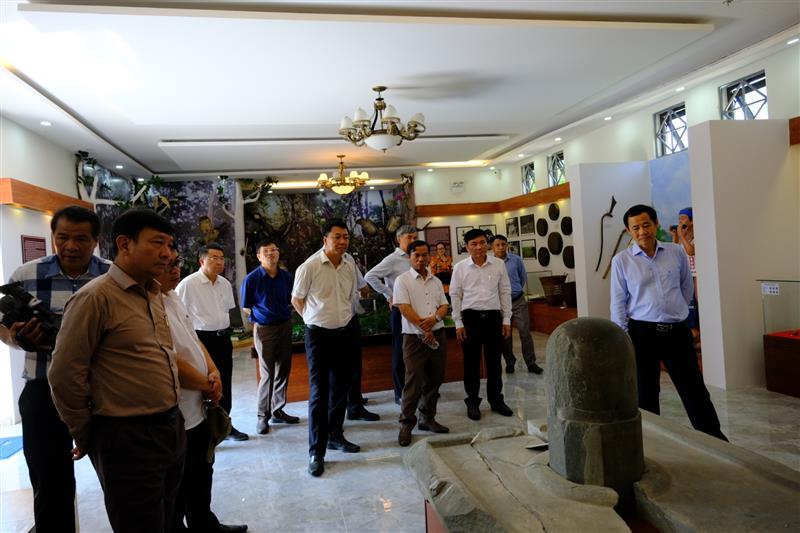 Đồng chí Nguyễn Thái Học thăm Khu di tích khảo cổ Cát Tiên.