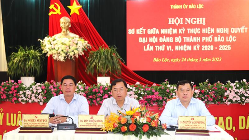 Các đồng chí lãnh đạo TP Bảo Lộc chủ trì Hội nghị.