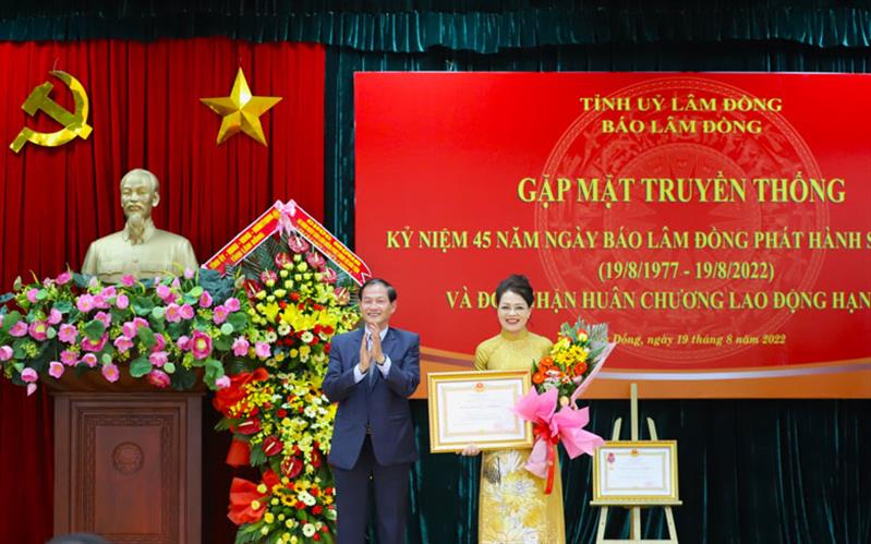Nhà báo Hồ Thị Lan - Tổng Biên tập Báo Lâm Đồng đón nhận Huân chương Lao động hạng Ba của Chủ tịch nước