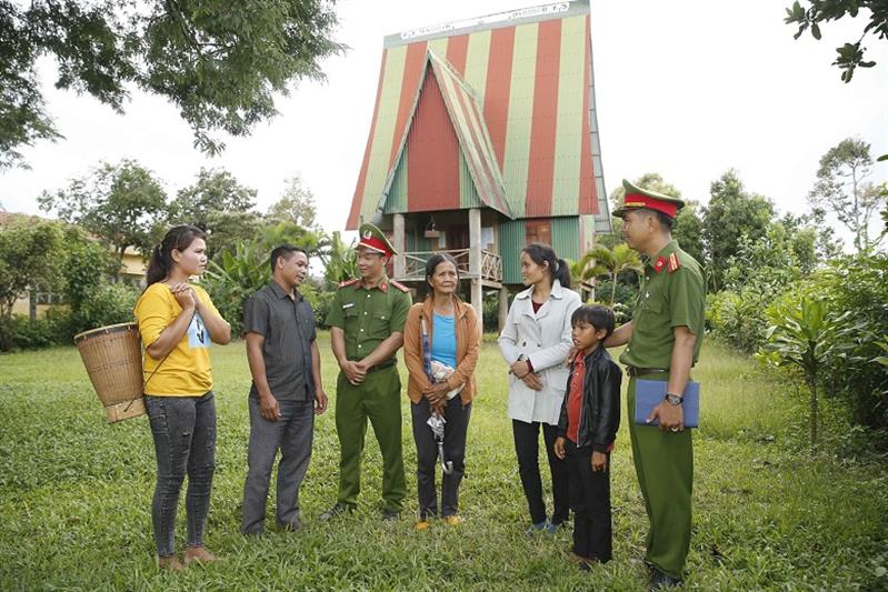 Cán bộ, chiến sĩ Công an xã Ia Ka, huyện Chư Păh, tỉnh Gia Lai trao đổi với đồng bào dân tộc về tình hình an ninh, trật tự trên địa bàn. (Ảnh: TTXVN)