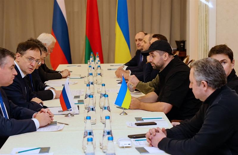 Phái đoàn Nga (trái) và Ukraine (phải) tại cuộc đàm phán ở vùng Gomel, Belarus, ngày 28/2/2022. (Ảnh: TTXVN)