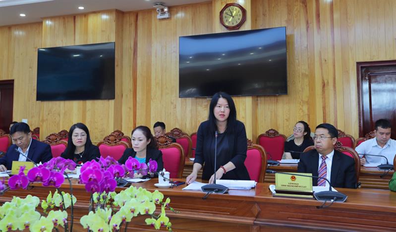 Bà Trần Thị Vũ Loan - Phó Chủ tịch UBND TP Đà Lạt báo cáo công tác chuẩn bị, thi công các hạng mục phục vụ Festival Hoa trên địa bàn thành phố.