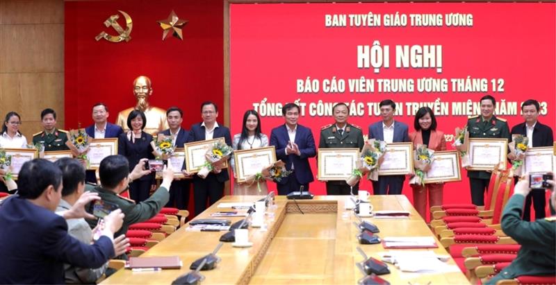 Phó Trưởng ban Tuyên giáo Trung ương Phan Xuân Thủy trao Bằng khen của Ban Tuyên giáo Trung ương tặng các tập thể, cá nhân có thành tích xuất sắc trong công tác tuyên truyền miệng, hoạt động báo cáo viên năm 2023.