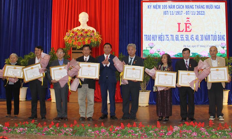 Đồng chí Hoàng Văn Bằng - Chánh Văn phòng Tỉnh ủy trao Huy hiệu Đảng cho các đảng viên