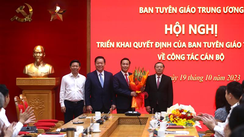 Lãnh đạo Ban Tuyên giáo Trung ương tặng hoa chúc mừng đồng chí Nguyễn Công Dũng. (Ảnh: TA)