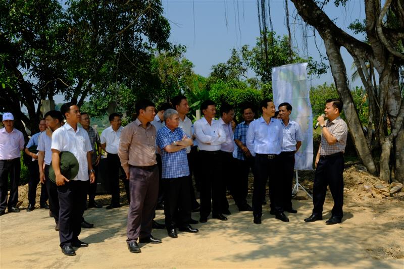 Đoàn công tác đi thực tế, khảo sát tại khu dân cư 3A, thị trấn Đạ Tẻh.