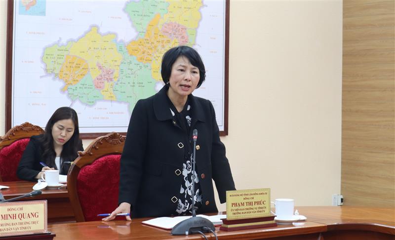 Đồng chí Phạm Thị Phúc - Trưởng Ban Dân vận Tỉnh ủy phát biểu tại hội nghị.