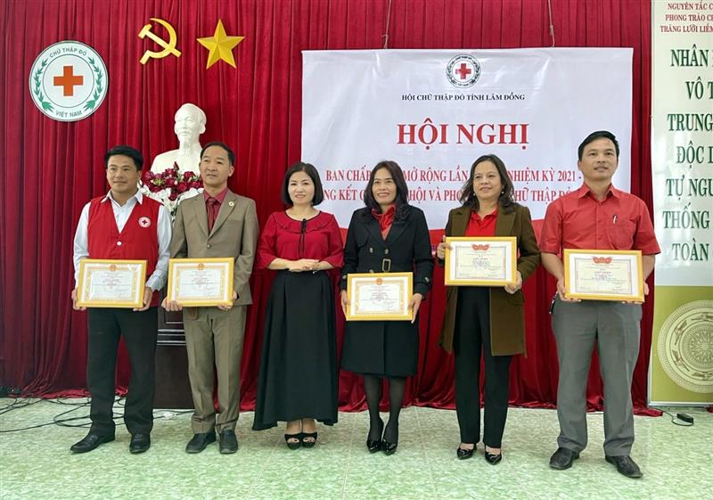 Bà Nguyễn Thị Kim Hoàn – Phó Chủ tịch Hội Chữ thập đỏ tỉnh trao tặng Giấy khen cho các tập thể xuất sắc trong công tác Hội và phong trào CTĐ năm 2023.
