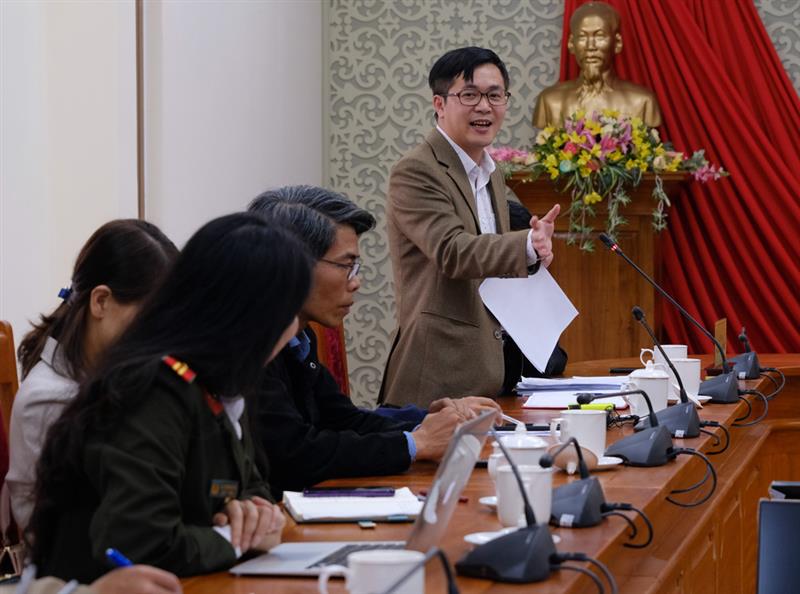 Ông Võ Ngọc Minh Phát – Phó Giám đốc Ban Quản lý Dự án trả lời câu hỏi của phóng viên về Dự án nâng cấp, mở rộng đèo Pren.
