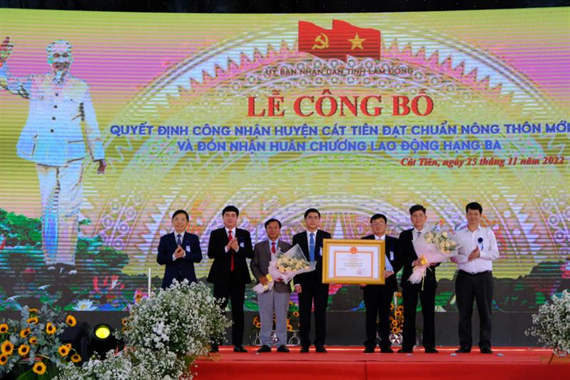 Đại diện lãnh đạo Trung ương, lãnh đạo tỉnh Lâm Đồng đã thừa ủy nhiệm của Thủ tướng Chính phủ, trao Quyết định và bằng công nhận huyện đạt chuẩn nông thôn mới năm 2020 cho Đảng bộ, Chính quyền và Nhân dân huyện Cát Tiên.