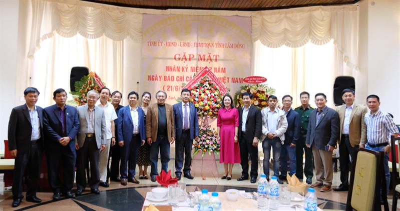 Các đồng chí lãnh đạo Tỉnh ủy, UBND, HĐND, Uỷ ban MTTQ Việt Nam tỉnh tặng hoa đại diện các cơ quan báo chí