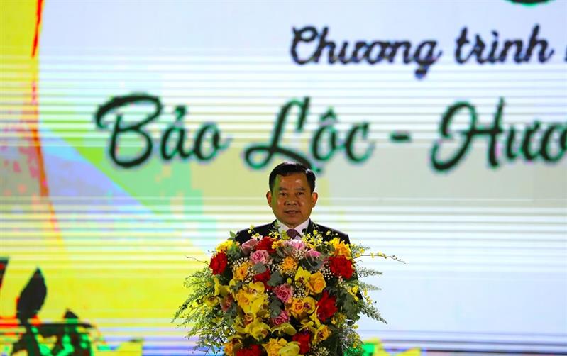 Đồng chí Nguyễn Văn Phương - Chủ tịch UBND TP Bảo Lộc phát biểu khai mạc chương trình nghệ thuật “Hương trà , sắc tơ”.