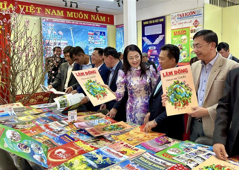 Nhà báo Hồ Lan - Tổng Biên tập Báo Lâm Đồng giới thiệu ấn phẩm Xuân Báo Lâm Đồng tại không gian trưng bày.
