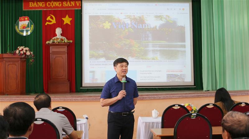 Báo cáo viên đến từ Học viện Chính trị quốc gia Hồ Chí Minh truyền đạt chuyên đề Kinh nghiệm, kỹ năng viết tin, bài hiện đại về bảo vệ nền tảng tư tưởng của Đảng, đấu tranh phản bác các quan điểm sai trái, thù địch.