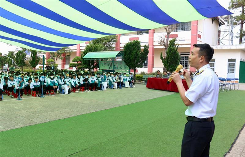 Thông tin về tình hình biển, đảo Việt Nam và tuyên truyền thu hút nguồn nhân lực cho giáo viên, học sinh Trường THPT Đạ Nhim, huyện Lạc Dương.