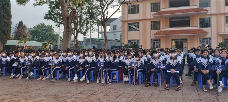 Các em học sinh Trường THPT Chu Văn An tham dự buổi tuyên truyền biển, đảo.