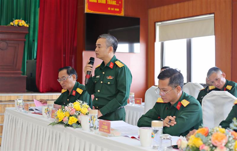 Đại tá Nguyễn Văn Sơn - Phó Chính uỷ, Bộ CHQS tỉnh báo cáo về công tác Đảng, công tác chính trị trong Bộ CHQS tỉnh.