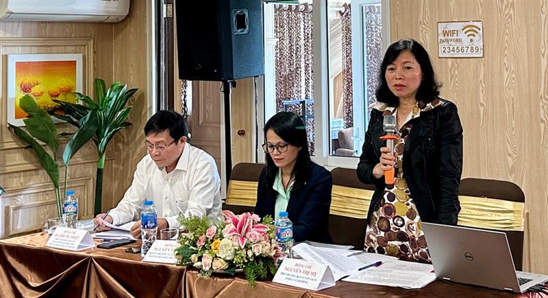 Đồng chí Nguyễn Thị Mỵ - Phó Trưởng Ban Tuyên giáo Tỉnh ủy Lâm Đồng điều hành phần tham luận.