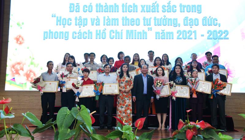 Lãnh đạo huyện Đơn Dương biểu dương, khen thưởng các tập thể và cá nhân tiêu biểu trong học tập và làm theo tư tưởng, đạo đức, phong cách Hồ Chí Minh.