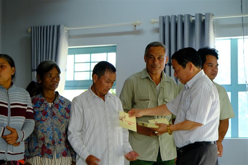 Đồng chí Nguyễn Hữu Ân - Phó Giám đốc Sở Lao động Thương binh và Xã hội tỉnh Lâm Đồng trao tặng các phần quà cho các hộ gia đình.