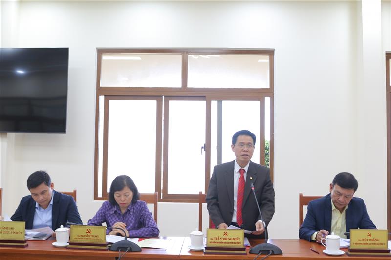 Phó Trưởng Ban Thường trực Ban Tuyên giáo Tỉnh ủy Trần Trung Hiếu báo cáo kết quả công tác tuyên giáo năm 2023 và phương hướng, nhiệm vụ năm 2024.