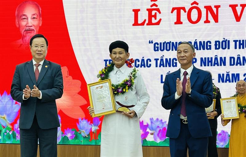 Chủ tịch UBND tỉnh Trần Văn Hiệp và Chủ tịch Ủy ban MTTQ Việt Nam tỉnh Phạm Triều tặng hoa, biểu trưng tôn vinh gương sáng đời thường