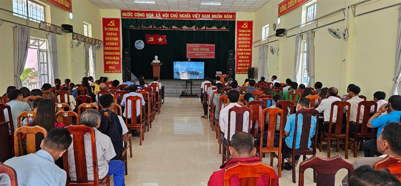 Các đại biểu tham dự Hội nghị xem phim tư liệu xây dựng lực lượng Hải quân hiện đại, giới thiệu sức mạnh của lực lượng Hải quân Việt Nam.