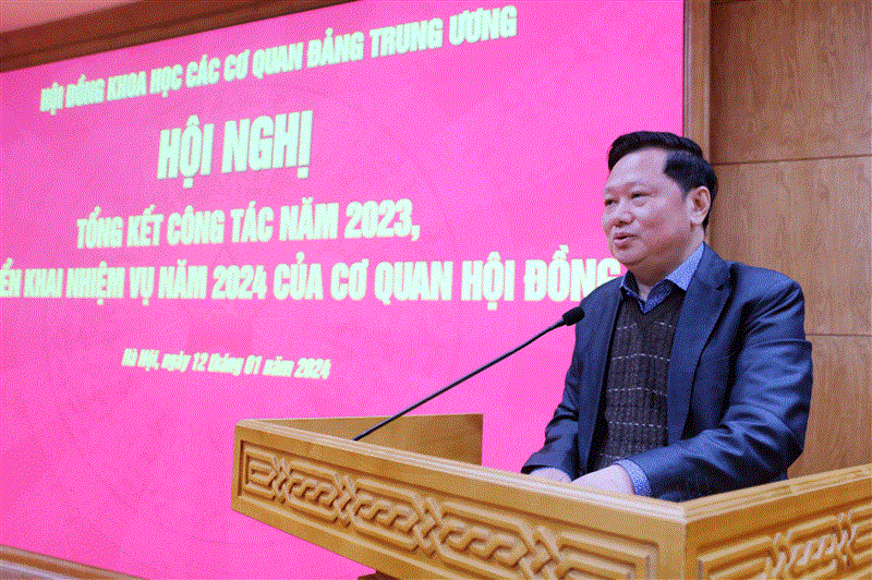 Phó Chủ tịch Hội đồng Nguyễn Tiến Hoàng trình bày Báo cáo tổng kết công tác năm 2023; phương hướng, nhiệm vụ năm 2024.
