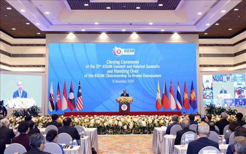 Thủ tướng Nguyễn Xuân Phúc, Chủ tịch ASEAN 2020, phát biểu bế mạc Hội nghị Cấp cao ASEAN 37 và các Hội nghị Cấp cao liên quan. Ảnh: Thống Nhất/TTXVN