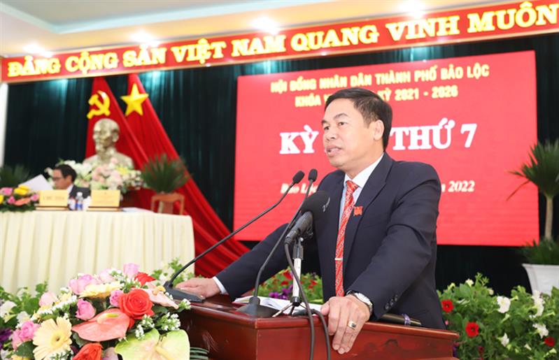 Đồng chí Nghiêm Xuân Đức – tân Chủ tịch HĐND TP Bảo Lộc khóa VI phát biểu nhận nhiệm vụ.