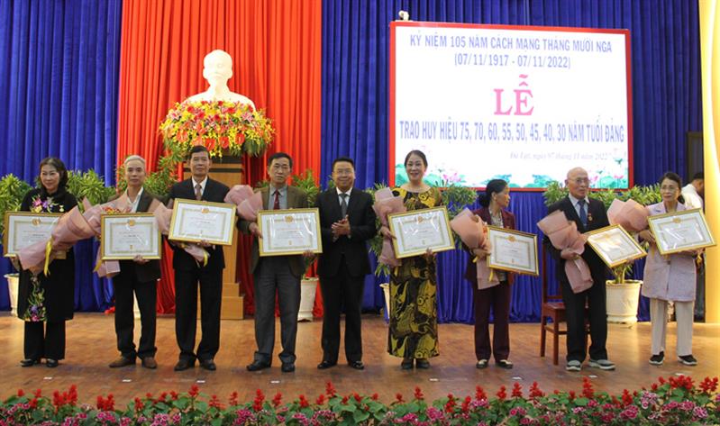 Đồng chí Tôn Thiện San - Phó Bí thư Thành ủy, Chủ tịch UBND thành phố Đà Lạt trao Huy hiệu Đảng cho các đảng viên