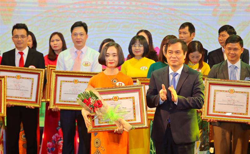 Đồng chí Phan Xuân Thủy, Phó Trưởng Ban Tuyên giáo Trung ương trao giải Nhất cho thí sinh.