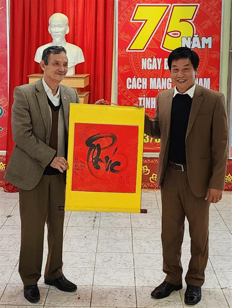CLB Thư pháp Lâm Đồng tặng chữ cho Ban tổ chức.