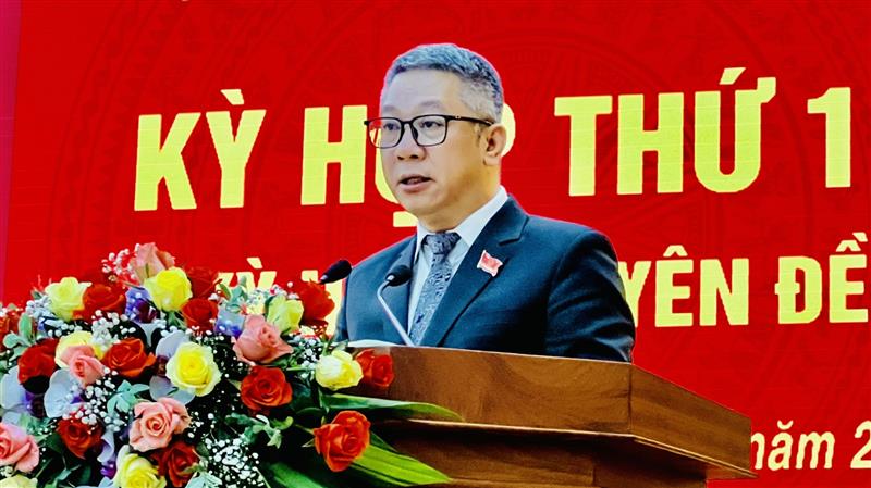 Đồng chí Nguyễn Lâm Vũ - Trưởng Ban kinh tế - Ngân sách HĐND tỉnh báo cáo thẩm tra Dự thảo Nghị quyết.