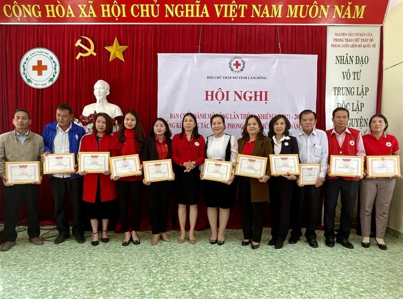 Bà Nguyễn Thị Hà – Phó Chủ tịch Hội Chữ thập đỏ tỉnh trao tặng Giấy khen cho cá nhân xuất sắc trong công tác Hội và phong trào CTĐ năm 2023.