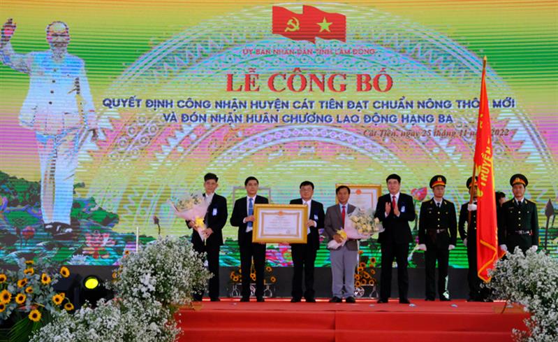 Đồng chí Trần Đình Văn thừa ủy nhiệm của Chủ tịch Nước, trao Huân chương Lao động hạng Ba cho Đảng bộ, Chính quyền và Nhân dân huyện Cát Tiên.