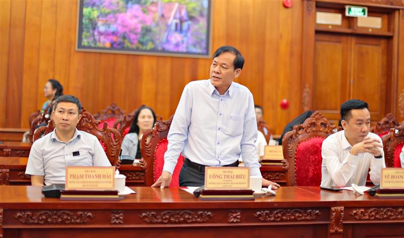 Nhà báo Uông Thái Biểu - Vụ trưởng, Trưởng cơ quan thường trực Báo Nhân Dân tại Đà Nẵng phát biểu ý kiến tại buổi làm việc.