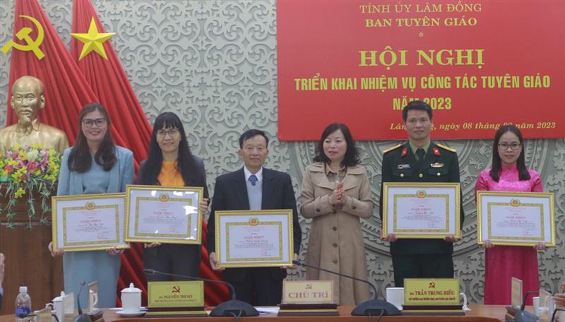 Đồng chí Nguyễn Thị Mỵ - Phó Trưởng Ban Tuyên giáo Tỉnh ủy trao giấy khen cho các cá nhân xuất sắc trên một số lĩnh vực công tác tuyên giáo năm 2022.