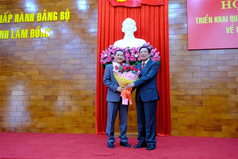 Đồng chí Phan Đình Trạc - Trưởng ban Nội chính Trung ương tặng hoa chúc mừng đồng chí Nguyễn Thái Học.