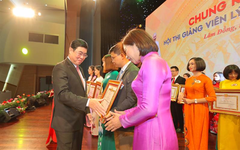 Đồng chí Trần Đình Văn, Phó Bí thư Thường trực Tỉnh ủy Lâm Đồng, Trưởng đoàn đại biểu Quốc hội tỉnh Lâm Đồng trao giải Nhì cho 5 thí sinh.