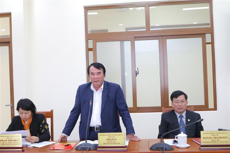 Phó Chủ tịch UBND tỉnh Lâm Đồng Phạm S trao đổi ý kiến tại buổi làm việc.