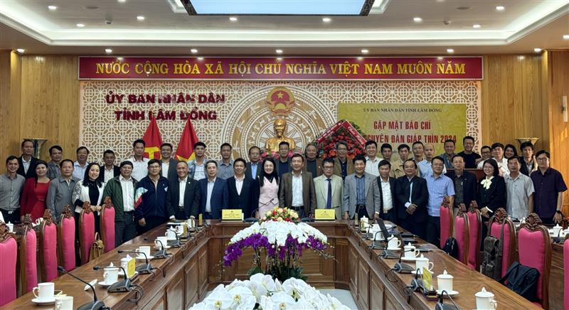 Lãnh đạo tỉnh Lâm Đồng chụp ảnh kỷ niệm cùng các nhà báo.