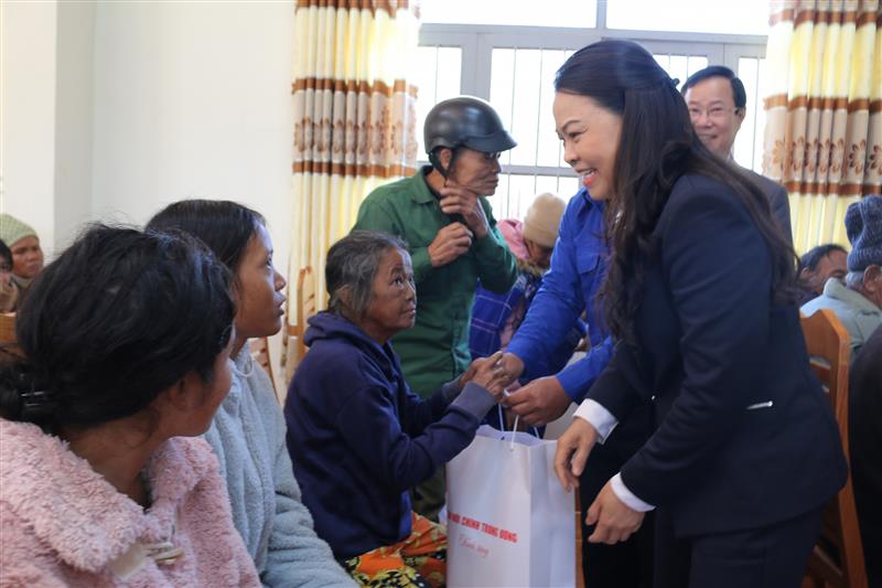 Phó Chủ tịch, Tổng Thư ký Ủy ban Trung ương MTTQ Việt Nam Nguyễn Thị Thu Hà tặng quà Tết cho hộ nghèo xã Đưng K’Nớ.